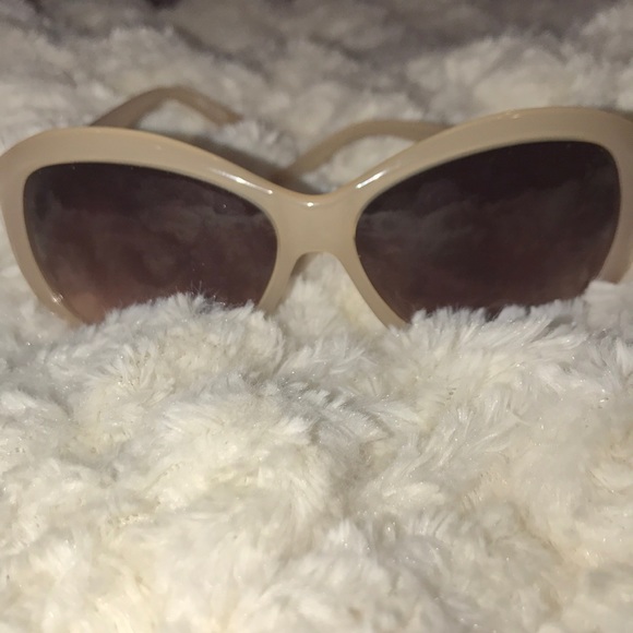 Betsey Johnson Sunnies - Picture 3 of 3